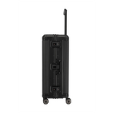 Der Travelite Next 2.0 4-Rollen-Trolley L (77 cm, Schwarz) von Travelite ist ein schwarzer Aluminium-Hartschalenkoffer mit vertikalen Rillen, zwei TSA-Schlössern, vier Rollen und einem verlängerten Teleskopgriff, hier aufrecht in der Seitenansicht.