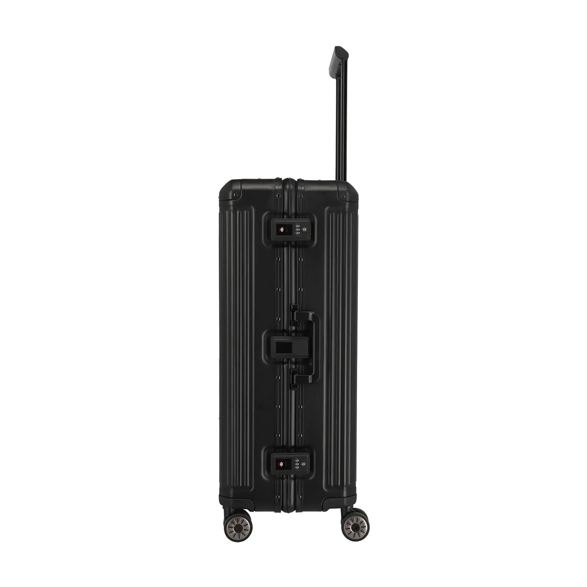 Der Travelite Next 2.0 4-Rollen-Trolley L (77 cm, Schwarz) von Travelite ist ein schwarzer Aluminium-Hartschalenkoffer mit vertikalen Rillen, zwei TSA-Schlössern, vier Rollen und einem verlängerten Teleskopgriff, hier aufrecht in der Seitenansicht.
