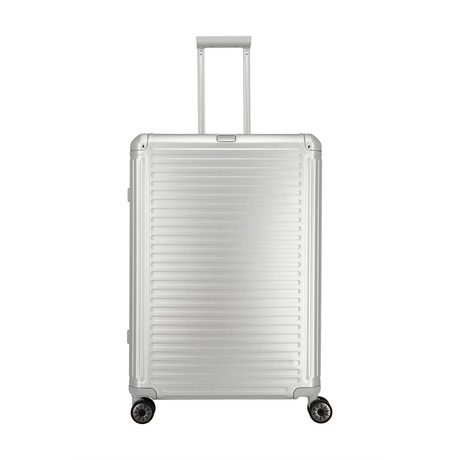 Der Travelite Next 4-Rollen-Trolley L (77 cm, Silber) von Travelite besticht durch sein elegantes silbernes Aluminiumdesign mit vier Rädern und einem verlängerten Griff, der vor einem schlichten weißen Hintergrund steht.