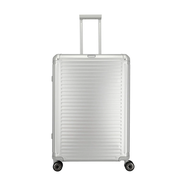 Der Travelite Next 4-Rollen-Trolley L (77 cm, Silber) von Travelite besticht durch sein elegantes silbernes Aluminiumdesign mit vier Rädern und einem verlängerten Griff, der vor einem schlichten weißen Hintergrund steht.