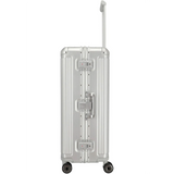 Der Travelite Next 4-Rollen-Trolley L (77 cm, Silber) von Travelite verfügt über vertikale Rillen, vier Rollen und einen verlängerten Griff, der von der Seite betrachtet werden kann.