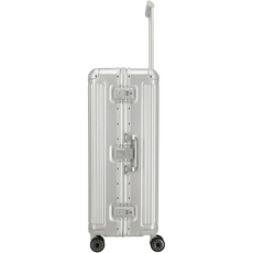Der Travelite Next 4-Rollen-Trolley L (77 cm, Silber) von Travelite ist von der Seite abgebildet und verfügt über einen silbernen Aluminium-Hartschalenkoffer, einen Teleskopgriff und vier Rollen.