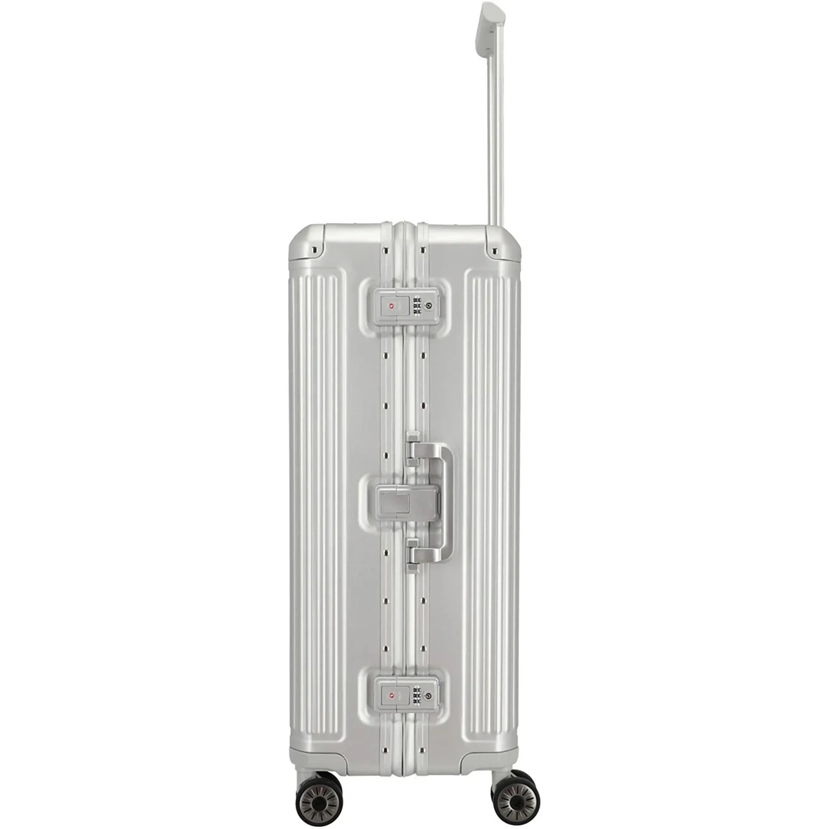 Der Travelite Next 4-Rollen-Trolley L (77 cm, Silber) von Travelite ist von der Seite abgebildet und verfügt über einen silbernen Aluminium-Hartschalenkoffer, einen Teleskopgriff und vier Rollen.