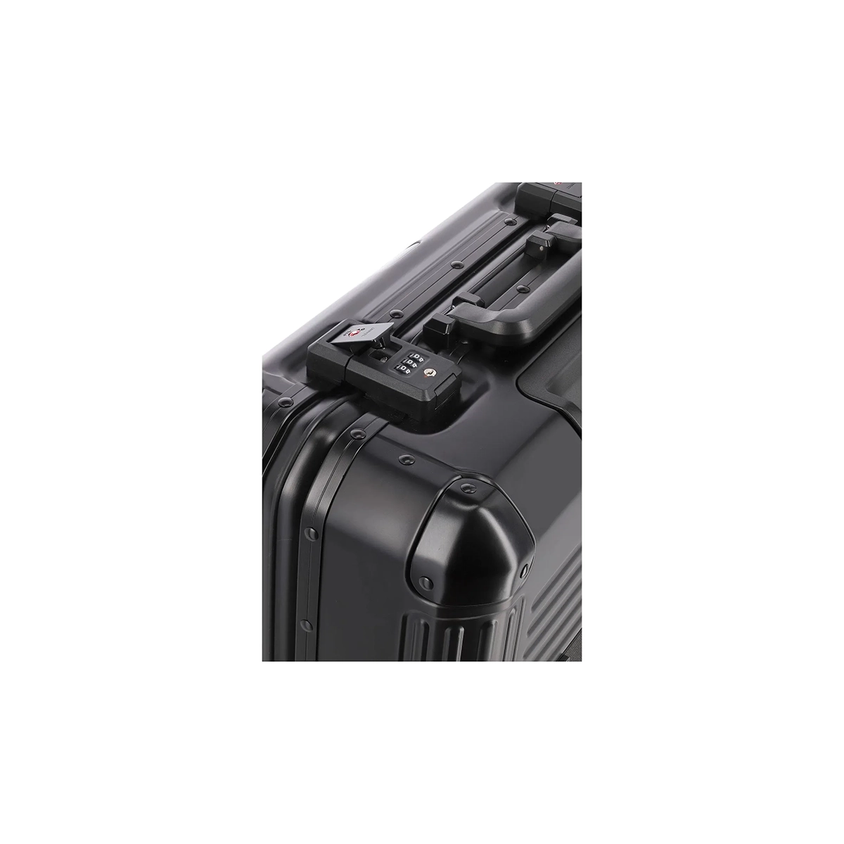 Eine Nahaufnahme des Travelite Next Business Wheeler Aluminium Trolley (Schwarz, 34L) zeigt das eingebaute TSA-zugelassene Schloss in der Nähe des Griffs, die verstärkten Ecken und die geriffelte Textur - perfekt als Bordgepäck.