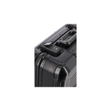 Eine Nahaufnahme des Travelite Next Business Wheeler Aluminium Trolley (Schwarz, 34L) zeigt das eingebaute TSA-zugelassene Schloss in der Nähe des Griffs, die verstärkten Ecken und die geriffelte Textur - perfekt als Bordgepäck.