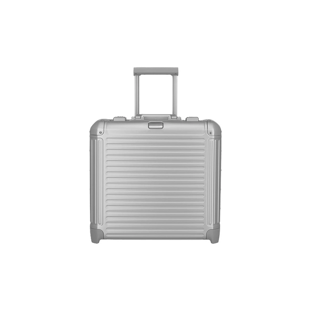Der Travelite Next Business Wheeler ist ein eleganter silberner Aluminiumtrolley (34L, Bordgepäck) mit horizontalen Rillen und einem verlängerten Teleskopgriff - das ideale Handgepäck für Geschäftsreisende. Abgebildet auf weißem Hintergrund. Marke: Travelite.
