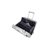 Der Travelite Next Business Wheeler - ein Aluminiumtrolley in Silber, 34L - öffnet sich und gibt organisierte Fächer mit Platz für einen Laptop frei. Damit ist er der ideale Bordgepäck-Begleiter für effiziente Geschäftsreisen.