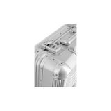 Nahaufnahme des Travelite Next Business Wheeler - ein Aluminiumtrolley (Silber, 34L) mit TSA-Schloss und Metallverschlüssen. Elegantes Bordgepäck von Travelite, ideal für Geschäftsreisende.