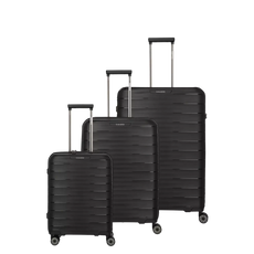 Drei schwarze Travelite Mooby Trolley-Set 3tlg (S/M/L, Schwarz) Koffer mit verlängerten Griffen stehen nebeneinander und sind jeweils mit einem TSA-Zahlenschloss für sicheres Reisen ausgestattet.