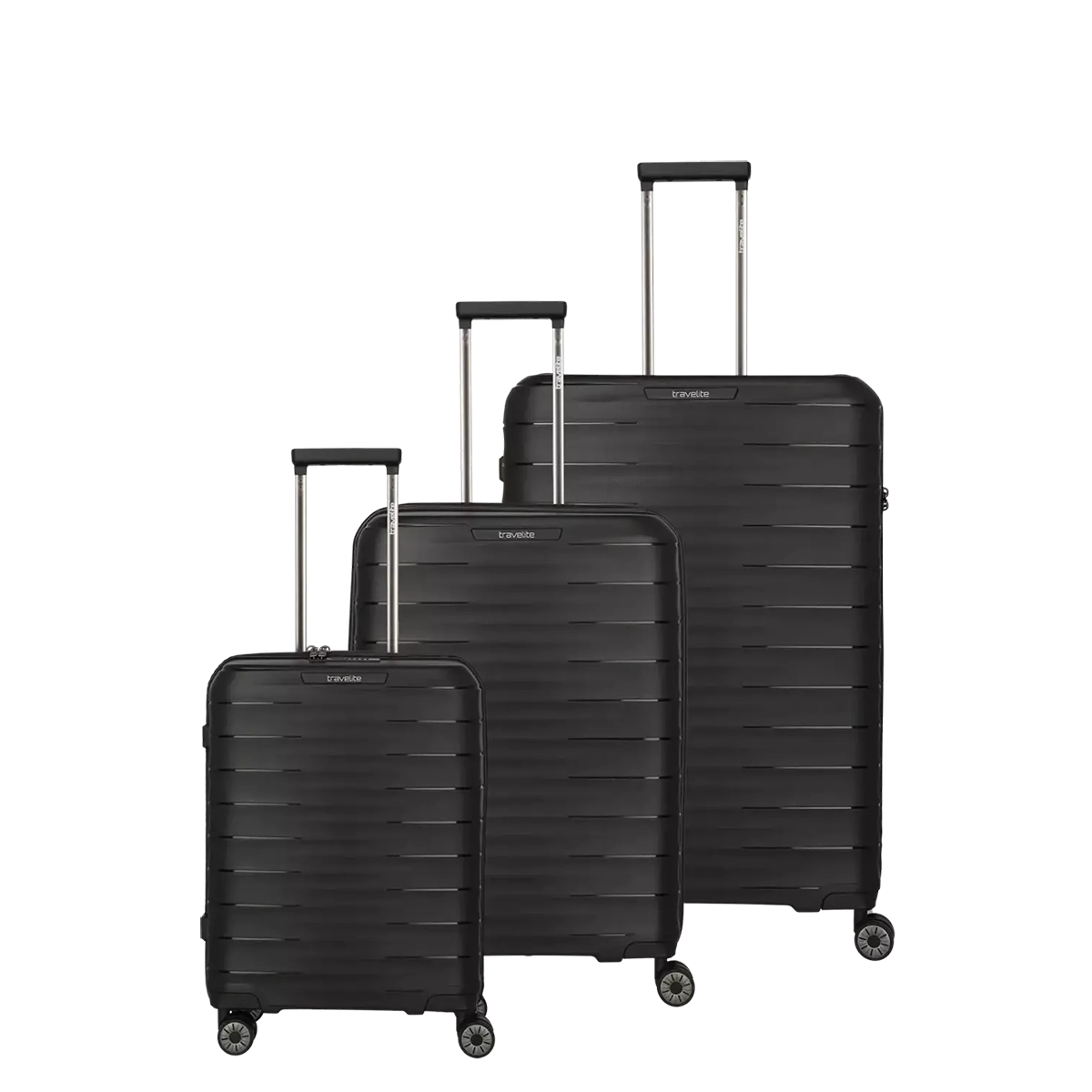 Drei schwarze Travelite Mooby Trolley-Set 3tlg (S/M/L, Schwarz) Koffer mit verlängerten Griffen stehen nebeneinander und sind jeweils mit einem TSA-Zahlenschloss für sicheres Reisen ausgestattet.