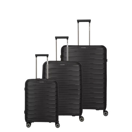 Drei schwarze Travelite Mooby Trolley-Set 3tlg (S/M/L, Schwarz) Koffer mit verlängerten Griffen stehen nebeneinander und sind jeweils mit einem TSA-Zahlenschloss für sicheres Reisen ausgestattet.