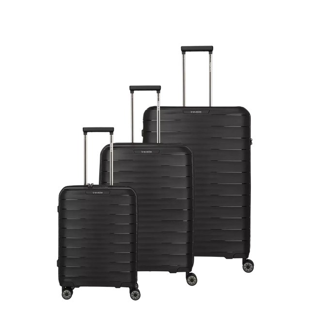 Drei schwarze Travelite Mooby Trolley-Set 3tlg (S/M/L, Schwarz) Koffer mit verlängerten Griffen stehen nebeneinander und sind jeweils mit einem TSA-Zahlenschloss für sicheres Reisen ausgestattet.