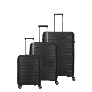 Drei schwarze Travelite Mooby Trolley-Set 3tlg (S/M/L, Schwarz) Koffer mit verlängerten Griffen stehen nebeneinander und sind jeweils mit einem TSA-Zahlenschloss für sicheres Reisen ausgestattet.