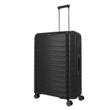 Das Travelite Mooby Trolley-Set 3tlg (S/M/L, Schwarz) von Travelite ist auf einem weißen Hintergrund abgebildet und verfügt über vier Räder, einen verlängerten Teleskopgriff und ein sicheres TSA-Zahlenschloss für sicheres Reisen.