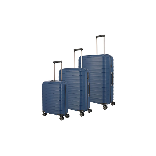 Drei Travelite Mooby Trolley-Set 3tlg (S/M/L, Marineblau) Koffer von Travelite, jeder mit einer Polypropylen-Hartschale, vier Rollen und einem verlängerten Teleskopgriff, stehen aufrecht in einer Reihe vor einem schlichten weißen Hintergrund.