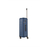 Das Travelite Mooby Trolley-Set 3tlg (S/M/L, Marineblau) von Travelite besteht aus blauen Polypropylen-Hartschalenkoffern mit strukturiertem Design, vier Rollen, TSA-Zahlenschloss und Teleskopgriff, die seitlich auf weißem Hintergrund abgebildet sind.