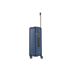 Das Travelite Mooby Trolley-Set 3tlg (S/M/L, Marineblau) besteht aus einem blauen Hartschalenkoffer mit verlängertem Griff und vier Rädern, in der Seitenansicht auf weißem Hintergrund.