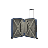 Das Travelite Mooby Trolley-Set 3tlg (S/M/L, Marineblau) von Travelite verfügt über eine Polypropylen-Hartschale, vier Räder, einen grauen Innenraum mit Kreuzspanngurten und Trennwand mit Reißverschluss, Teleskopgriff und TSA-Zahlenschloss.