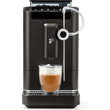 Der elegante schwarze Tchibo Kaffeevollautomat Esperto2 Milk mit integriertem Milchaufschäumer brüht einen cremigen Milchkaffee in einen glasklaren, perfekten Milchschaum - jedes Mal.