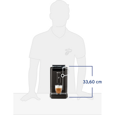 Ein schwarzer Tchibo Kaffeevollautomat Esperto2 Milchkaffeemaschine mit einer Kaffeetasse ist neben dem Umriss einer Person abgebildet; die Höhe beträgt 33,6 cm.