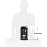 Ein schwarzer Tchibo Kaffeevollautomat Esperto2 Milchkaffeemaschine mit einer Kaffeetasse ist neben dem Umriss einer Person abgebildet; die Höhe beträgt 33,6 cm.