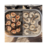 Auf der einen Seite rohe Shrimps, auf der anderen Seite perfekt gegrillt - mit dem Weber Lumin Compact von Weber wird Ihr nächstes Grillfest mühelos und lecker.