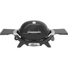 Der Weber GasGrill Q1200N - schwarz von Weber überzeugt mit zwei Seitentischen, geschlossenem Deckel und praktischen Gussrosten - ideal für unterwegs.