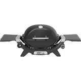 Der Weber GasGrill Q1200N - schwarz von Weber überzeugt mit zwei Seitentischen, geschlossenem Deckel und praktischen Gussrosten - ideal für unterwegs.