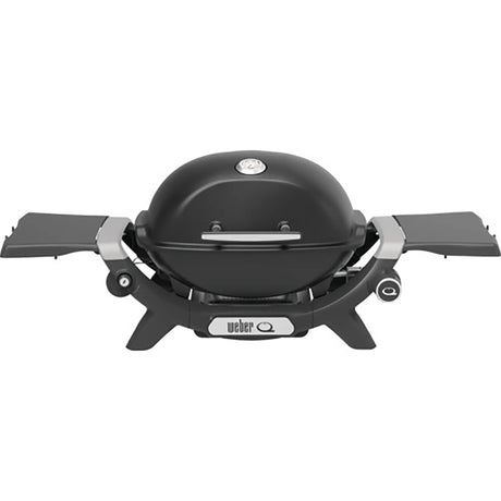 Der Weber GasGrill Q1200N - schwarz von Weber überzeugt mit zwei Seitentischen, geschlossenem Deckel und praktischen Gussrosten - ideal für unterwegs.