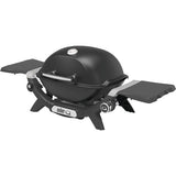Der Weber GasGrill Q1200N von Weber in Schwarz bietet einen kompakten Grill mit geschlossenem Deckel, zwei Seitentischen und robusten Gussrosten - ideal für unterwegs.