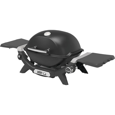 Der Weber GasGrill Q1200N von Weber in Schwarz bietet einen kompakten Grill mit geschlossenem Deckel, zwei Seitentischen und robusten Gussrosten - ideal für unterwegs.