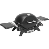 Der Weber GasGrill Q1200N - schwarz von Weber ist ein kompakter Gasgrill mit geschlossenem Deckel, verlängerten Seitenablagen, Gussroste für perfektes Grillen, und einer integrierten Temperaturanzeige.