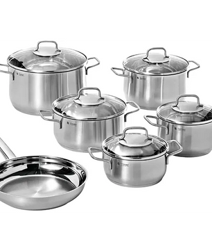 Das WMF Brillant Kochgeschirr-Set 6-teilig von WMF enthält sechs spülmaschinengeeignete Edelstahltöpfe mit Glasdeckeln und eine Edelstahlbratpfanne mit langem Stiel, übersichtlich angeordnet auf weißem Grund.