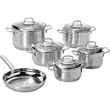 Das WMF Brillant Kochgeschirr-Set 6-teilig von WMF enthält sechs spülmaschinengeeignete Edelstahltöpfe mit Glasdeckeln und eine Edelstahlbratpfanne mit langem Stiel, übersichtlich angeordnet auf weißem Grund.