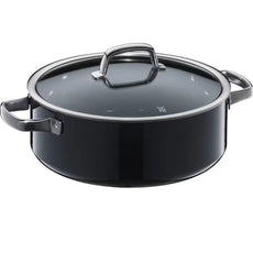 Die WMF SCHMORPFANNE FUSIONTEC 28 cm in Schwarz hat eine runde Form, zwei Metallgriffe und einen glänzenden Glasdeckel. Sie ist auf weißem Hintergrund abgebildet. Marke: WMF.