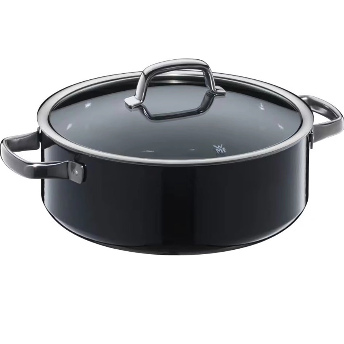 Die WMF SCHMORPFANNE FUSIONTEC 28 cm in Schwarz hat eine runde Form, zwei Metallgriffe und einen glänzenden Glasdeckel. Sie ist auf weißem Hintergrund abgebildet. Marke: WMF.