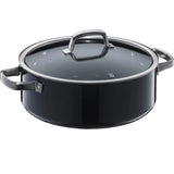 Die WMF SCHMORPFANNE FUSIONTEC 28 cm in Schwarz hat eine runde Form, zwei Metallgriffe und einen glänzenden Glasdeckel. Sie ist auf weißem Hintergrund abgebildet. Marke: WMF.