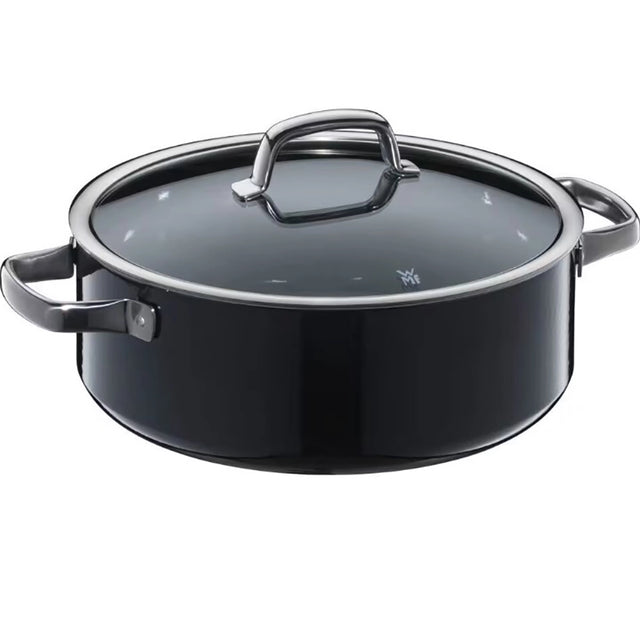 Die WMF SCHMORPFANNE FUSIONTEC 28 cm in Schwarz hat eine runde Form, zwei Metallgriffe und einen glänzenden Glasdeckel. Sie ist auf weißem Hintergrund abgebildet. Marke: WMF.