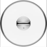 Ein runder Glasdeckel mit schlankem Metallgriff und Metallrand, der perfekt auf die WMF SCHMORPFANNE FUSIONTEC 28 cm - schwarz von WMF passt und modernen Stil mit Langlebigkeit für Ihre Pfanne mit Glasdeckel verbindet.