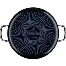 Eine WMF SCHMORPFANNE FUSIONTEC 28 cm in schwarz wird von oben betrachtet und zeigt ihren Boden mit strahlenden weißen Linien, zwei Metallgriffe sowie die Logos WMF und Fusiontec Made in Germany.