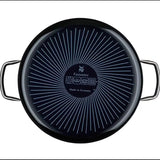 Eine WMF SCHMORPFANNE FUSIONTEC 28 cm in schwarz wird von oben betrachtet und zeigt ihren Boden mit strahlenden weißen Linien, zwei Metallgriffe sowie die Logos WMF und Fusiontec Made in Germany.