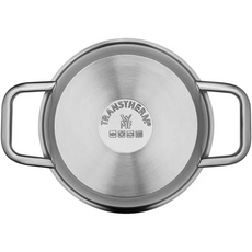 Der WMF Fleischtopf Iconic 18 cm aus Cromargan-Edelstahl hat zwei Griffe und einen flachen Deckel mit eingraviertem TransTherm WMF Logo und Kochsymbolen. Geeignet für Induktion.