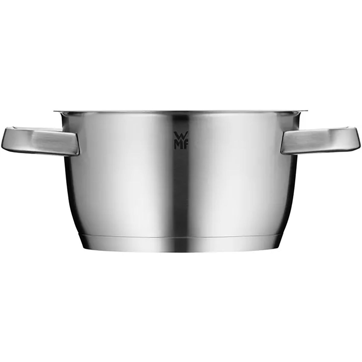 Der WMF Fleischtopf Iconic 18 cm aus Cromargan Edelstahl ist induktionsgeeignet, hat zwei breite Griffe, eine polierte Oberfläche und trägt das WMF Logo nahe dem oberen Rand.