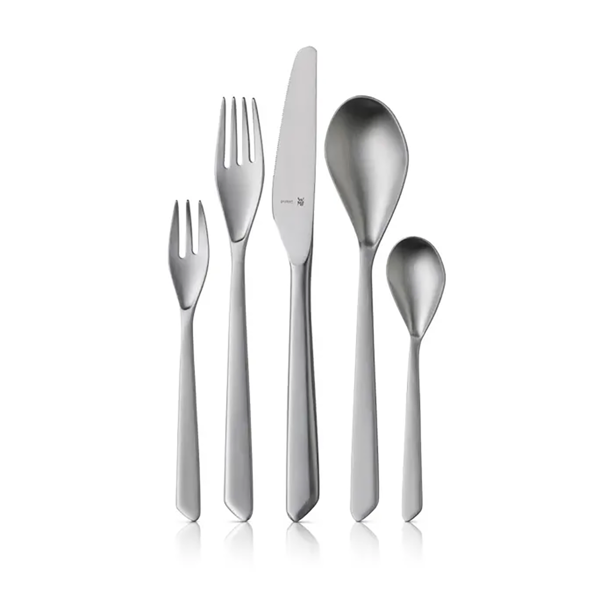 Fünf WMF NEO Besteck-Set 30-tlg Edelstahlteile - Dessertgabel, Tafelgabel, Messer, Suppenlöffel und Teelöffel - stehen nebeneinander auf weißem Grund. Jedes Stück zeichnet sich durch ein modernes Design und langlebigen Cromargan protect Edelstahl aus.