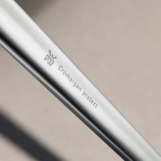 Nahaufnahme des Edelstahlgriffs vom WMF NEO Besteck-Set 30-tlg Edelstahl, mit eingraviertem WMF Logo und 
