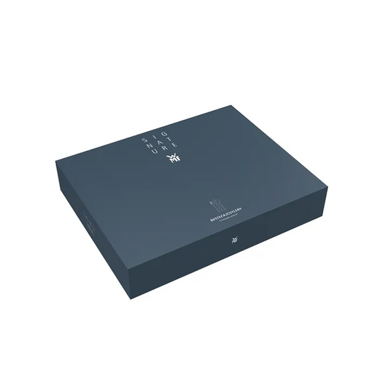 Eine geschlossene, dunkelblaue, rechteckige Box mit minimalistischer weißer Schrift und dem WMF Logo auf dem Deckel zeigt das WMF NEO Besteck-Set 30-tlg Edelstahl vor einem schlichten weißen Hintergrund.