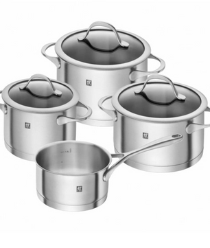 Das ZWILLING Essence Kochgeschirrset 4-teilig von Zwilling ist ein Edelstahl-Kochgeschirrset mit vier Töpfen mit Deckeln - drei Suppentöpfen und einer Stielkasserolle, alle mit Griffen, auf weißem Grund und induktionsfähig.