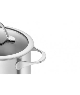 Nahaufnahme eines Zwilling Essence Kochgeschirrset 4-teilig aus Edelstahl mit Glasdeckel und Metallgriffen, dargestellt auf weißem Hintergrund. Nur ein Teil dieses induktionsgeeigneten Kochgeschirrs von Zwilling ist sichtbar.