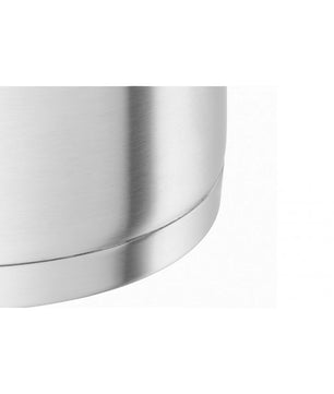 Nahaufnahme der Unterkante eines Zwilling Essence Kochgeschirrset 4-teilig von Zwilling mit glatter, gebürsteter Edelstahloberfläche mit reflektierendem Finish; induktionsgeeignet.